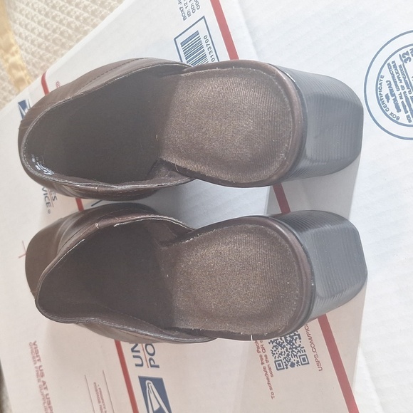CLARKS WOMEN'S SLIP ON SHOES SIZE 10M BROWN LEATHER - Picture 5 of 7